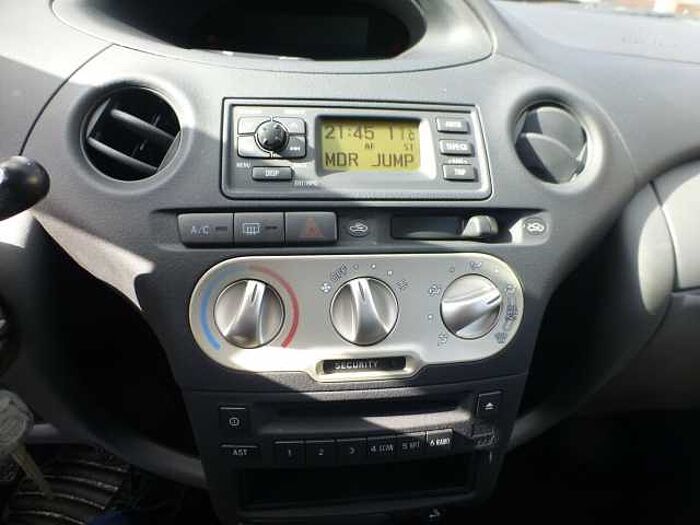 Toyota Yaris 1,3 Sol nur 55700 KM...