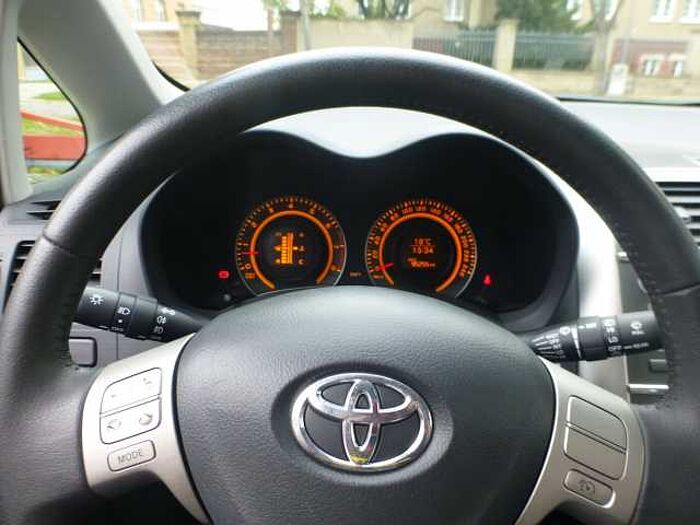 Toyota Auris 1,6i Sol... Sol